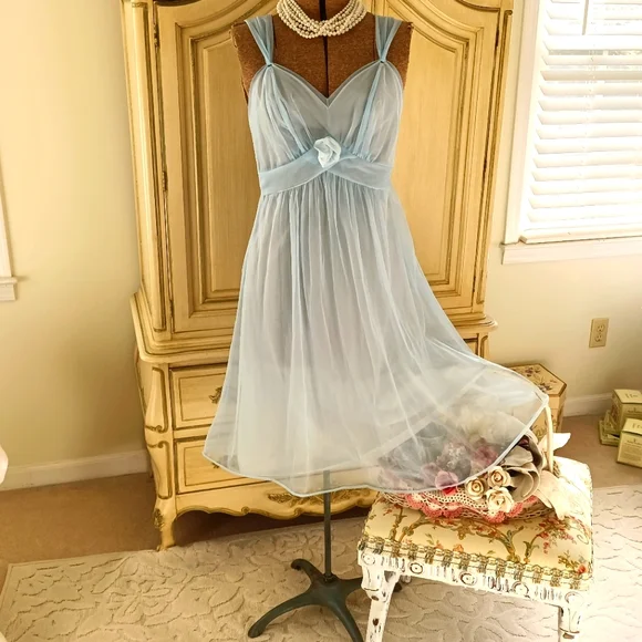 ADORABLE VINTAGE "VANITY FAIR" BLUE OMBRE DOUBLE NYLON CHIFFON NIGHTGOWN!